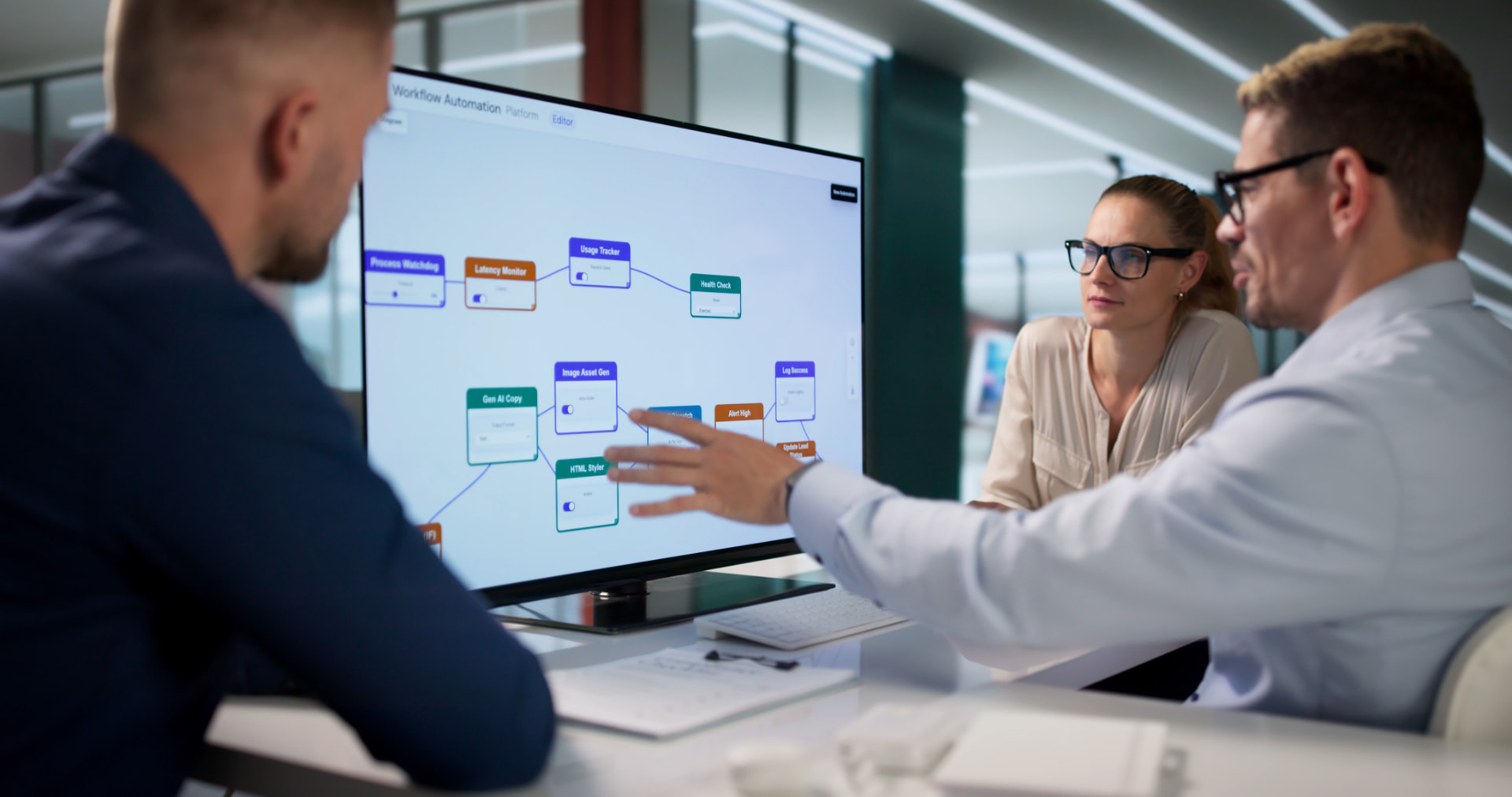Interim manager presenteert een workflow-automatisering aan een managementteam
